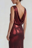 Vestido formal largo de satén metálico burdeos con escote barco