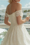 Vestido de novia midi de marfil con encaje al hombro descubierto