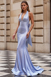 Vestido largo de graduación azul claro con cuentas de sirena y lazo