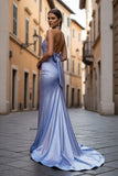 Vestido largo de graduación azul claro con cuentas de sirena y lazo