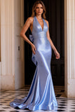 Vestido largo de graduación azul claro con cuentas de sirena y lazo