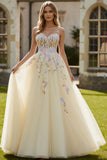Vestido largo de baile de tul bordado en línea A amarillo claro con tirantes finos