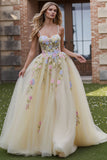 Vestido largo de baile de tul bordado en línea A amarillo claro con tirantes finos