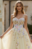 Vestido largo de baile de tul bordado en línea A amarillo claro con tirantes finos