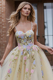 Vestido largo de baile de tul bordado en línea A amarillo claro con tirantes finos