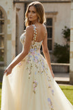 Vestido largo de baile de tul bordado en línea A amarillo claro con tirantes finos
