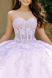Vestido de corte de gala lila sin tirantes con corsé aplicado a la quinceañera