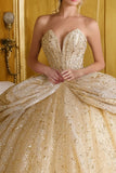 Vestido de gala dorado sin tirantes brillante de quinceañera