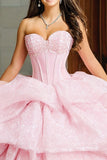 Corsé sin tirantes brillante con volantes y vestido de quinceañera