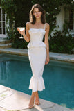 Vestido de compromiso con tirantes finos y tirantes blancos