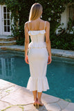 Vestido de compromiso con tirantes finos y tirantes blancos