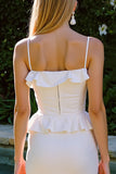 Vestido de compromiso con tirantes finos y tirantes blancos