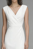 Vestido de compromiso largo de escote en V con vaina blanca y abertura
