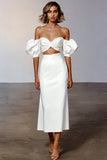 Vestido largo de compromiso de satén blanco con recortes sobre el hombro
