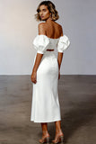 Vestido largo de compromiso de satén blanco con recortes sobre el hombro