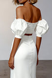 Vestido largo de compromiso de satén blanco con recortes sobre el hombro