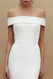 Sencillo vestido blanco de satén con funda al hombro descubierto