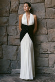 Vestido de compromiso blanco y negro con hentre con funda arrugada