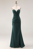 Vestido de graduación de graduación Sirena verde oscuro sin tirantes con corsé aplicado y fruncido y abertura