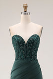 Vestido de graduación de graduación Sirena verde oscuro sin tirantes con corsé aplicado y fruncido y abertura