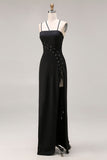 Vestido formal largo de tirantes finos de satén negro con abertura