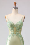 Vestido de fiesta sirena verde claro con volantes y corsé de encaje en la espalda