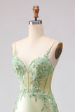 Vestido de fiesta sirena verde claro con volantes y corsé de encaje en la espalda