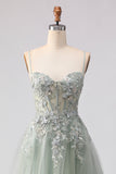 Vestido largo de tul con cuentas verde salvia y bordado
