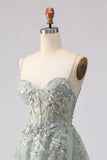 Vestido largo de tul con cuentas verde salvia y bordado