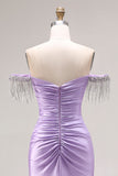 Vestido largo de graduación de satén lila claro sirena de color morado claro con cuentas y abertura