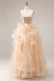 Vestido largo de graduación de organza sin tirantes de champán con volantes