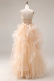 Vestido largo de graduación de organza sin tirantes de champán con volantes