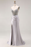 Vestido largo largo de baile de satén gris claro con cuentas y sirena de satén brillante y abertura