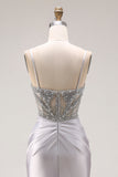 Vestido largo largo de baile de satén gris claro con cuentas y sirena de satén brillante y abertura