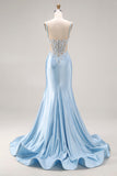 Vestido largo de graduación de satén recortado en sirena azul celeste con corsé y cuentas
