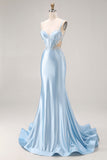 Vestido largo de graduación de satén recortado en sirena azul celeste con corsé y cuentas