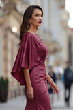 Vestido de sirena burdeos con arrugas de la madre de la novia y manga