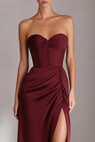 Vestido largo de satén burdeos con abertura