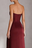 Vestido largo de satén burdeos con abertura