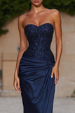 Vestido largo sin tirantes de sirena azul marino con lentejuelas
