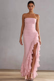 Vestido largo de gasa rosa sin tirantes con volantes y abertura