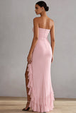 Vestido largo de gasa rosa sin tirantes con volantes y abertura