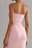 Vestido largo de gasa rosa sin tirantes con volantes y abertura