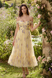 Vestido midi de flor amarilla con línea A y hombros descubiertos con volantes