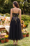 Vestido midi negro de tul con tirantes finos con líneas de aplicación