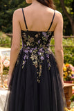 Vestido midi negro de tul con tirantes finos con líneas de aplicación