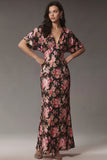 Vestido midi de satén de satén con flor rosa negra y escote en V y manga corta