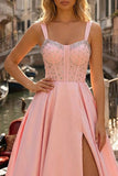 Vestido largo de graduación de satén con corsé rosa con cuentas y corte