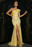 Vestido de noche de sirena con volantes de un hombro con un hombro y una abertura amarillo brillante con apliques,