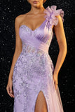 Vestido de noche sirena de un hombro con volantes y liados púrpura brillante con pliantes y abertura